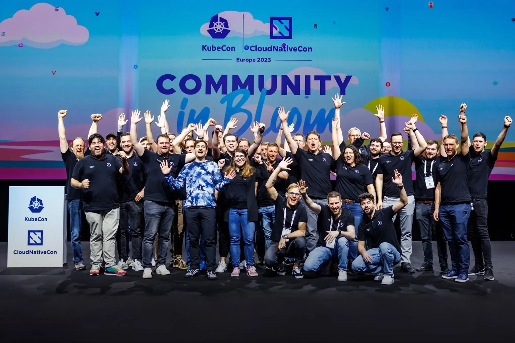 Menschen auf der Bühne bei der KubeCon