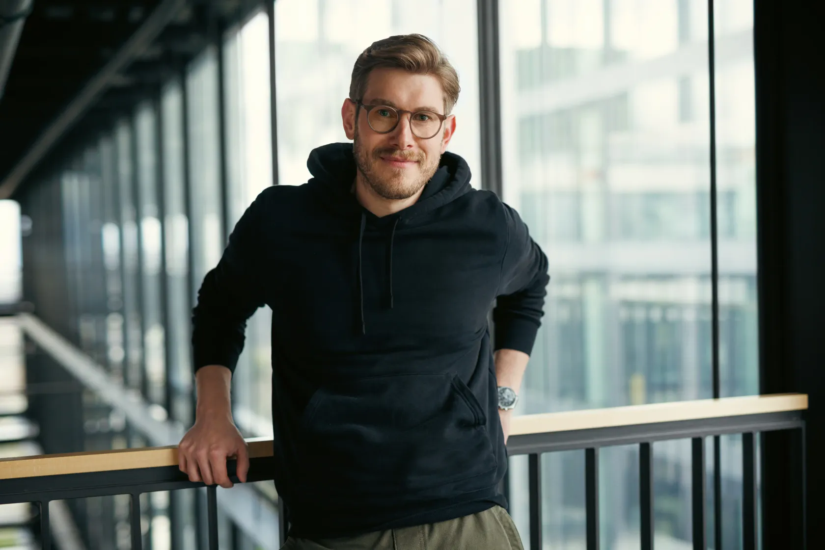 Porträt eines Kollegen in schwarzem Pullover