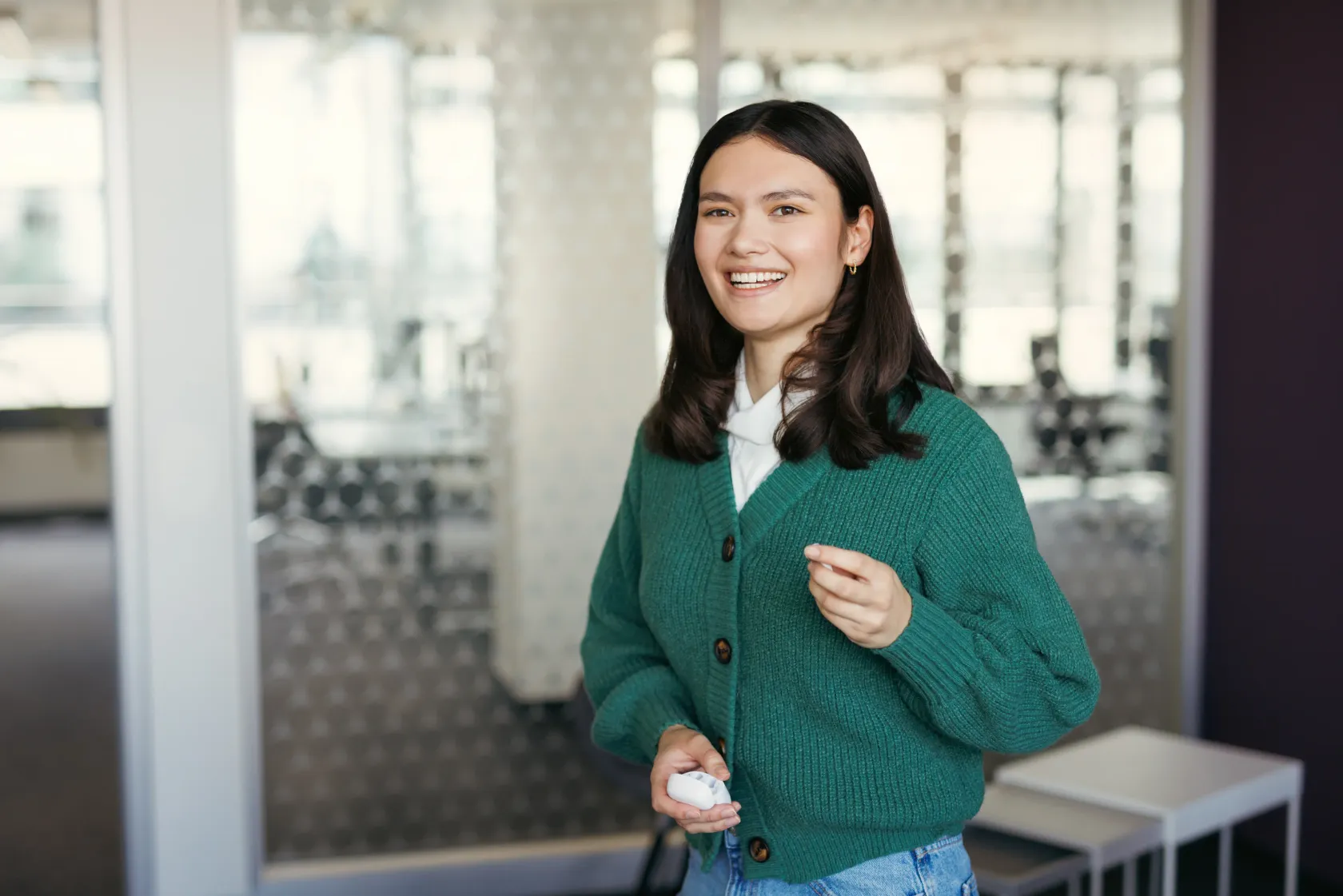 Porträt einer Kollegin mit grüner Strickjacke